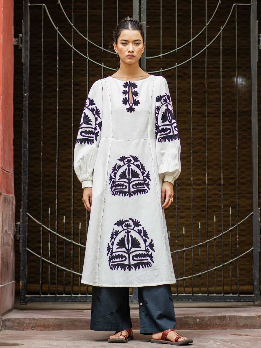 Janis Dress - Aari Emb Black | ジャニスドレス - アーリ エンブ ブラック