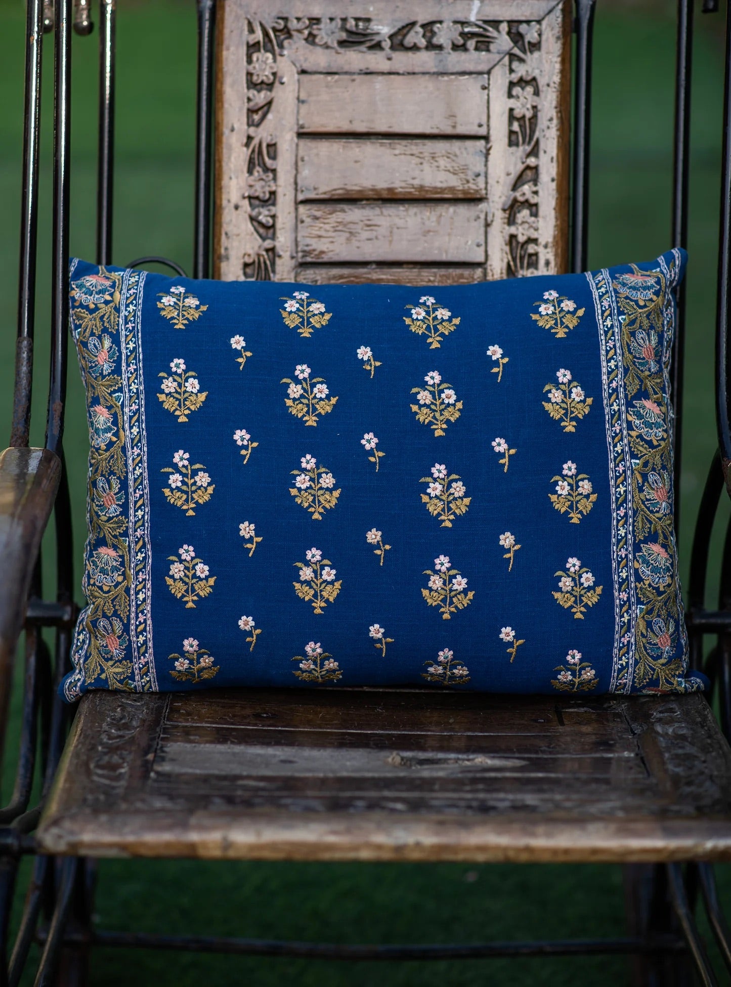 Emb Cushion Cover - Versailles Navy｜刺繍クッションカバー - ヴェルサイユ ネイビー